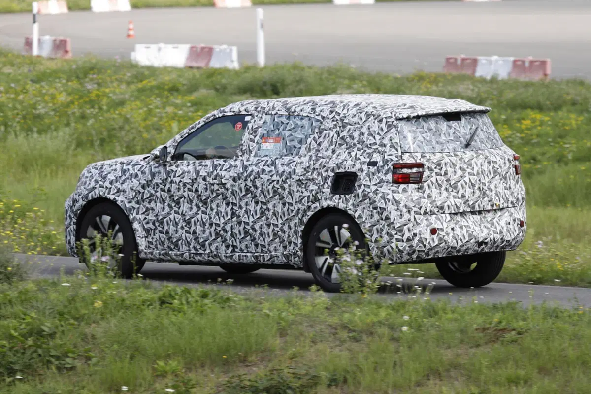 Nuova Opel Crossland, l’elettrica è in arrivo nel 2024 [Foto Spia] (10)