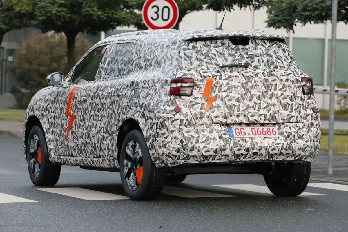 Nuova Opel Crossland, l’elettrica è in arrivo nel 2024 [Foto Spia] (12)