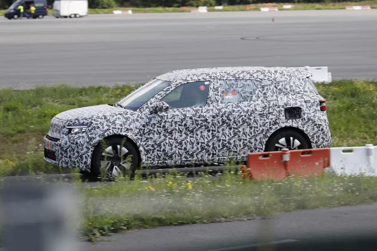 Nuova Opel Crossland, l’elettrica è in arrivo nel 2024 [Foto Spia] (16)