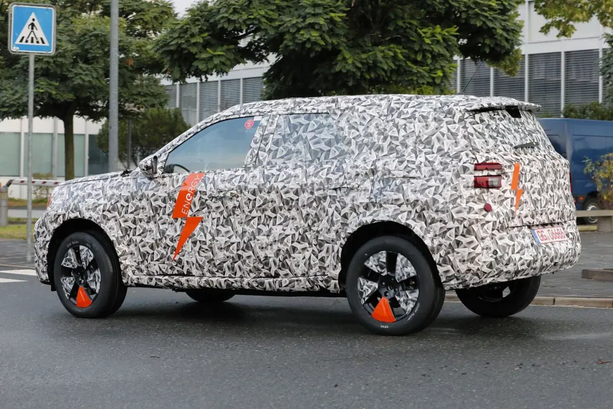 Nuova Opel Crossland, l’elettrica è in arrivo nel 2024 [Foto Spia] (17)