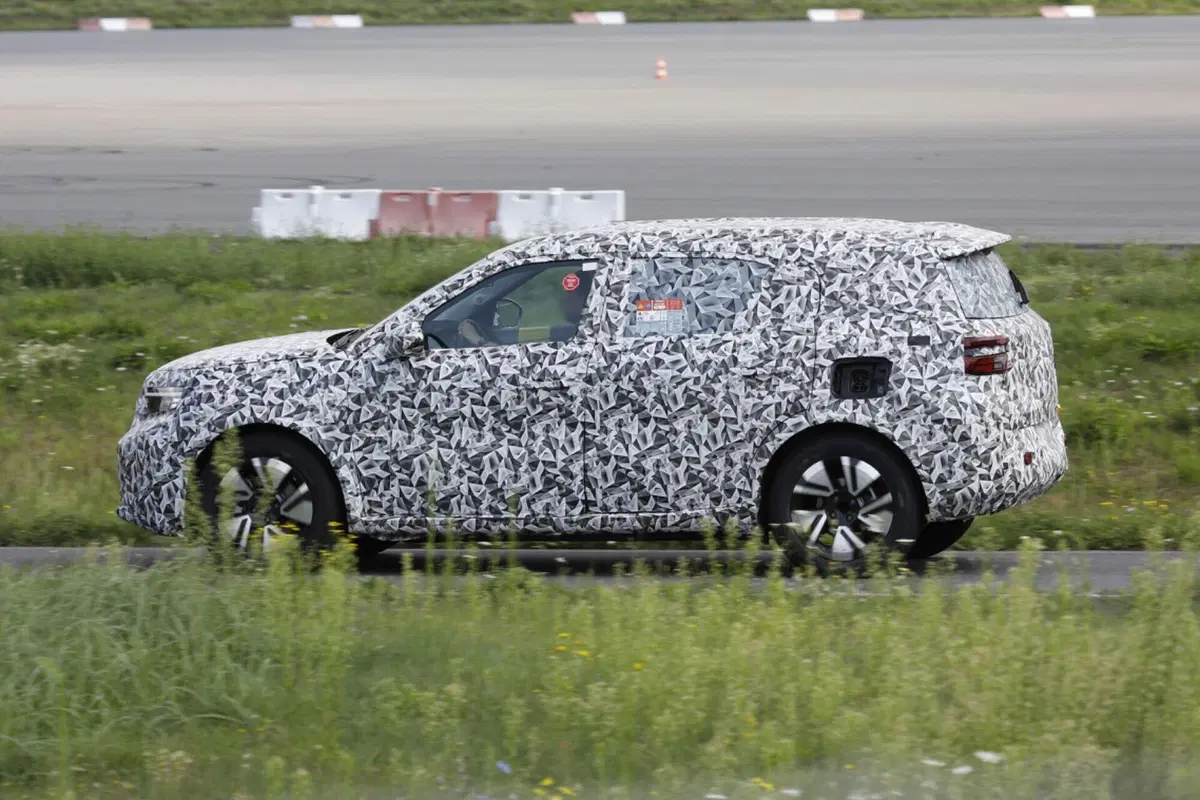 Nuova Opel Crossland, l’elettrica è in arrivo nel 2024 [Foto Spia] (18)