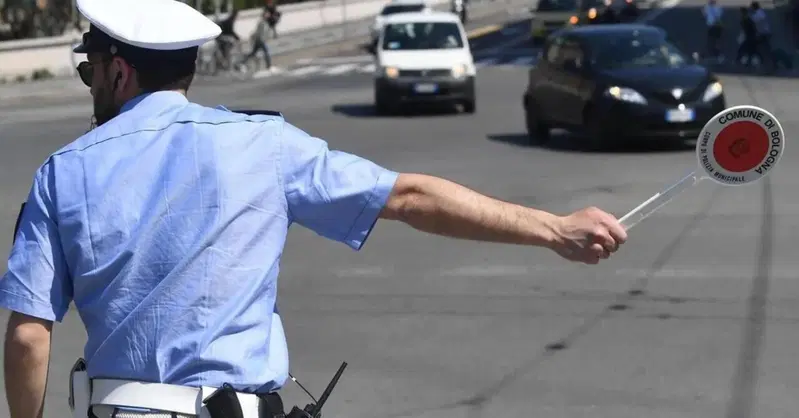 Bologna, vai a 40 all'ora? Multa da 1.000 euro e patente sospesa