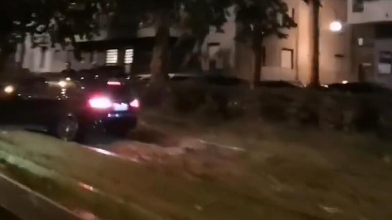 Dritta come sui binari... BMW bloccata in pieno centro a Torino [VIDEO]