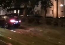 Dritta come sui binari... BMW bloccata in pieno centro a Torino [VIDEO]