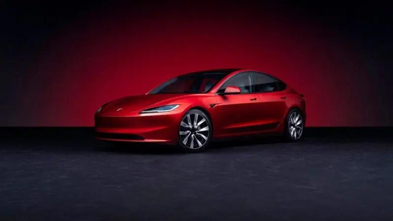 Tesla Model 3 Plaid 2024: indizi di una Performance in arrivo