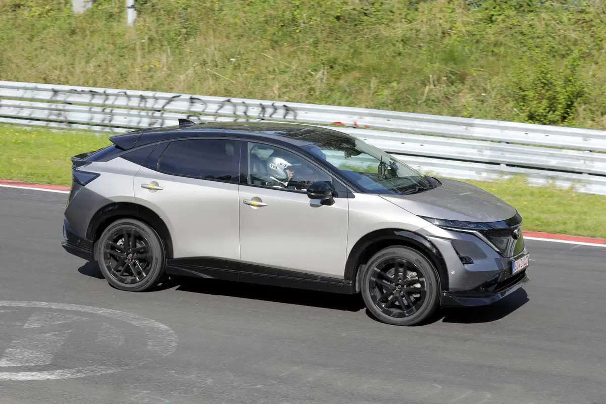 Nissan Ariya Nismo, Suv elettrico con prestazioni da Formula E [Foto Spia] (6)