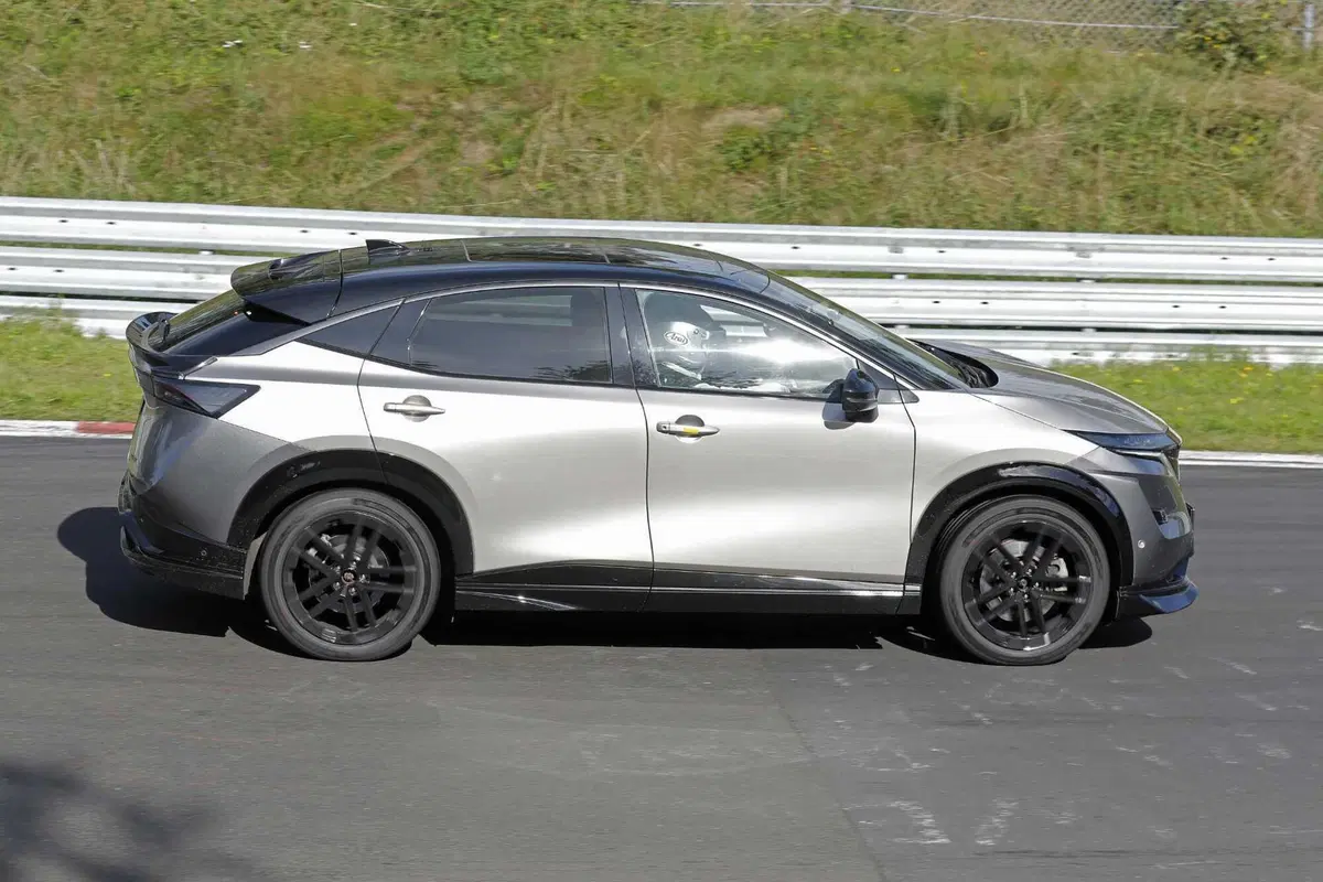 Nissan Ariya Nismo, Suv elettrico con prestazioni da Formula E [Foto Spia] (7)
