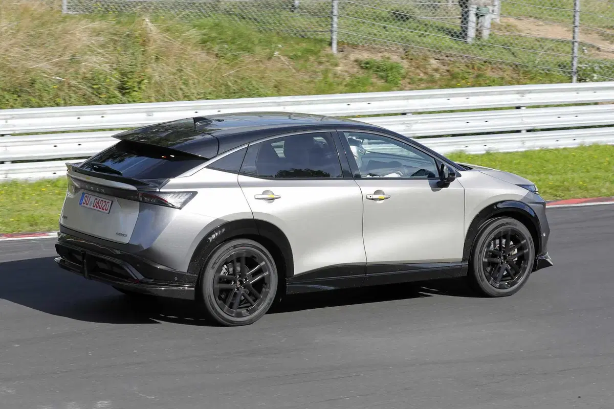 Nissan Ariya Nismo, Suv elettrico con prestazioni da Formula E [Foto Spia] (4)