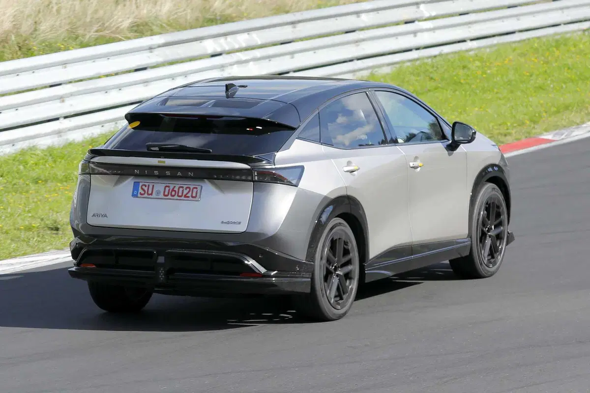 Nissan Ariya Nismo, Suv elettrico con prestazioni da Formula E [Foto Spia] (8)