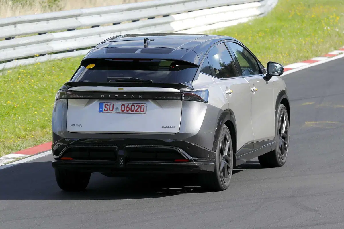 Nissan Ariya Nismo, Suv elettrico con prestazioni da Formula E [Foto Spia] (9)