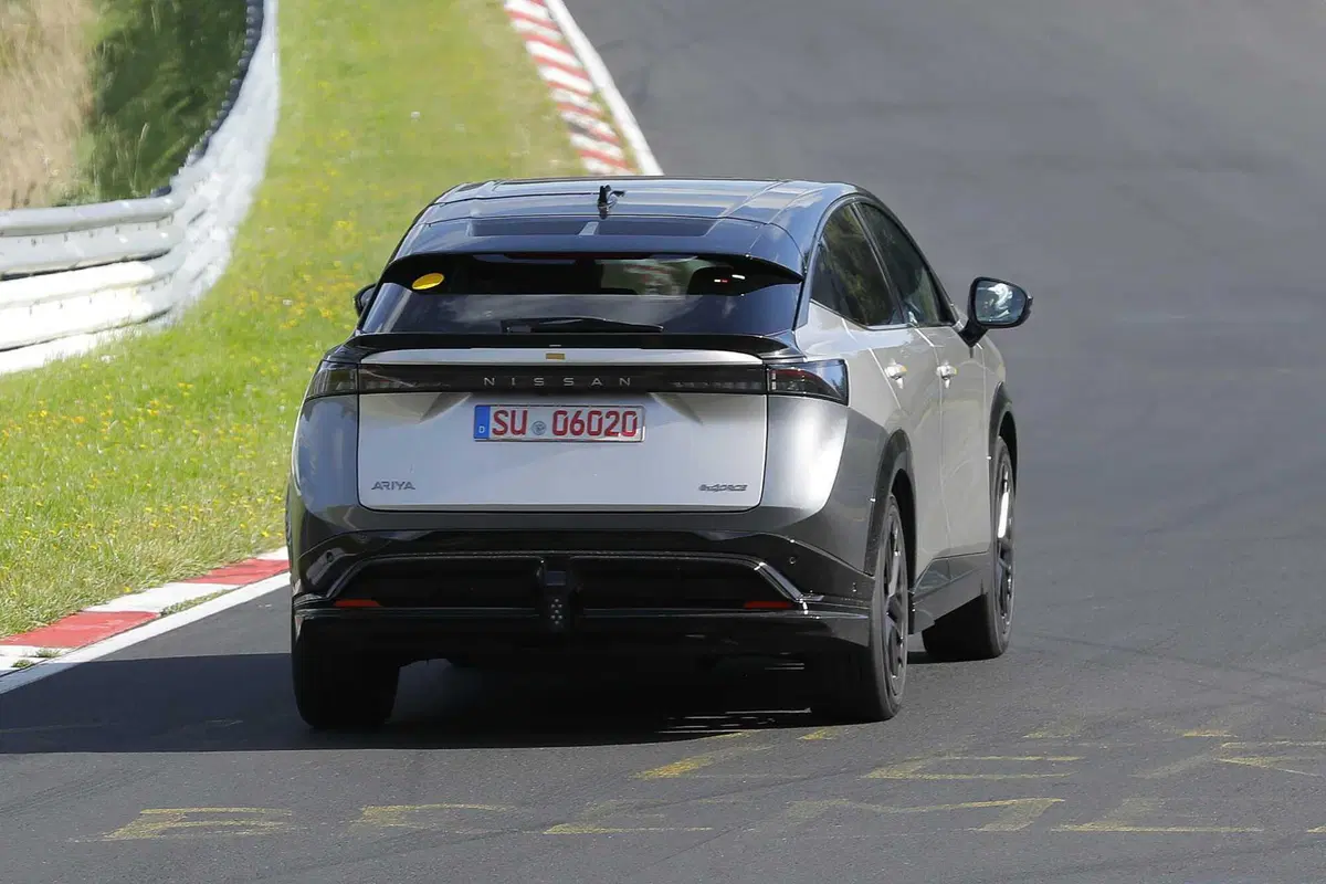 Nissan Ariya Nismo, Suv elettrico con prestazioni da Formula E [Foto Spia] (10)