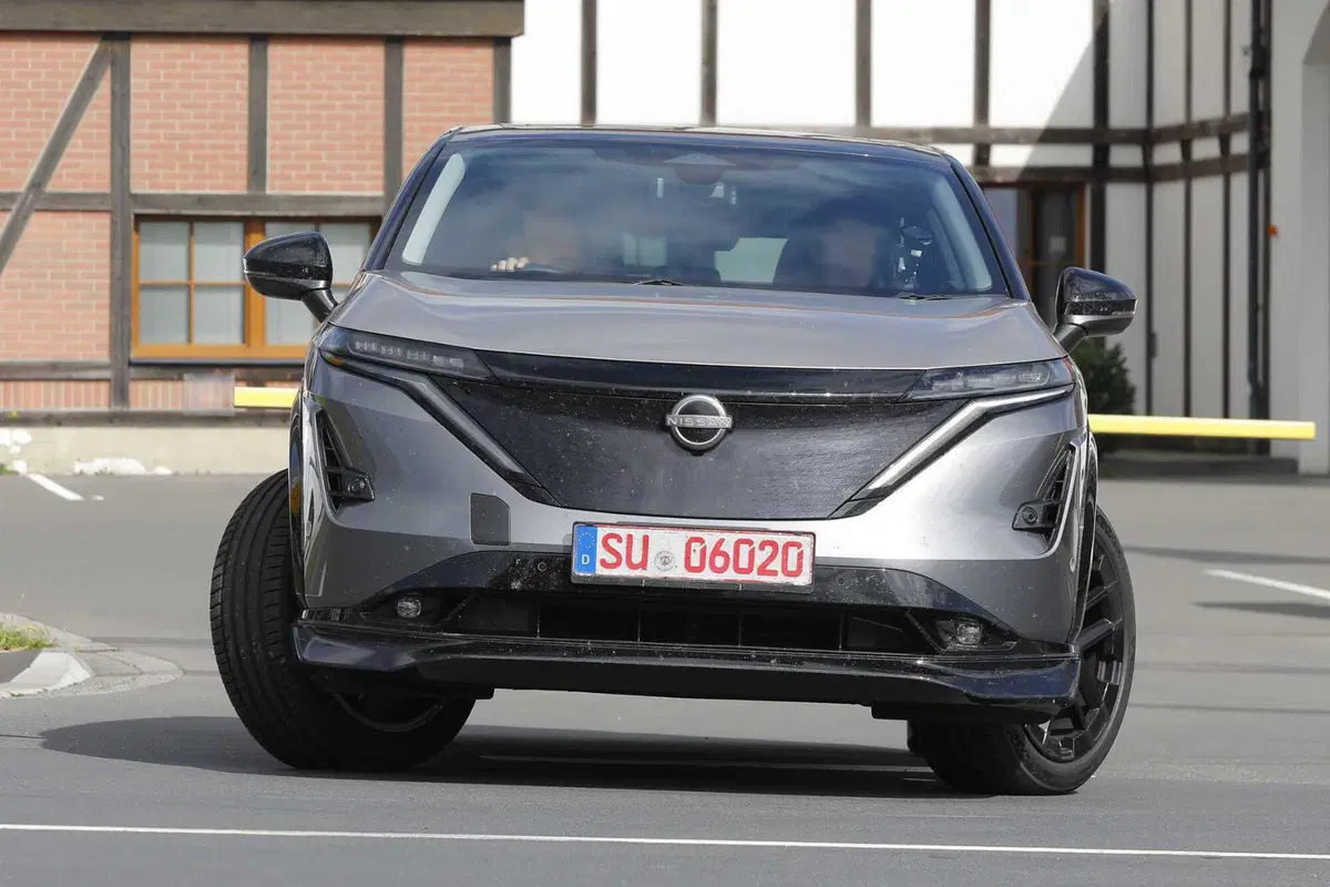 Nissan Ariya Nismo, Suv elettrico con prestazioni da Formula E [Foto Spia] (11)