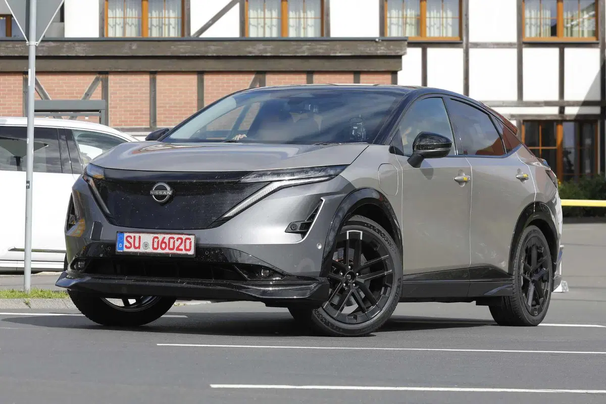 Nissan Ariya Nismo, Suv elettrico con prestazioni da Formula E [Foto Spia] (12)