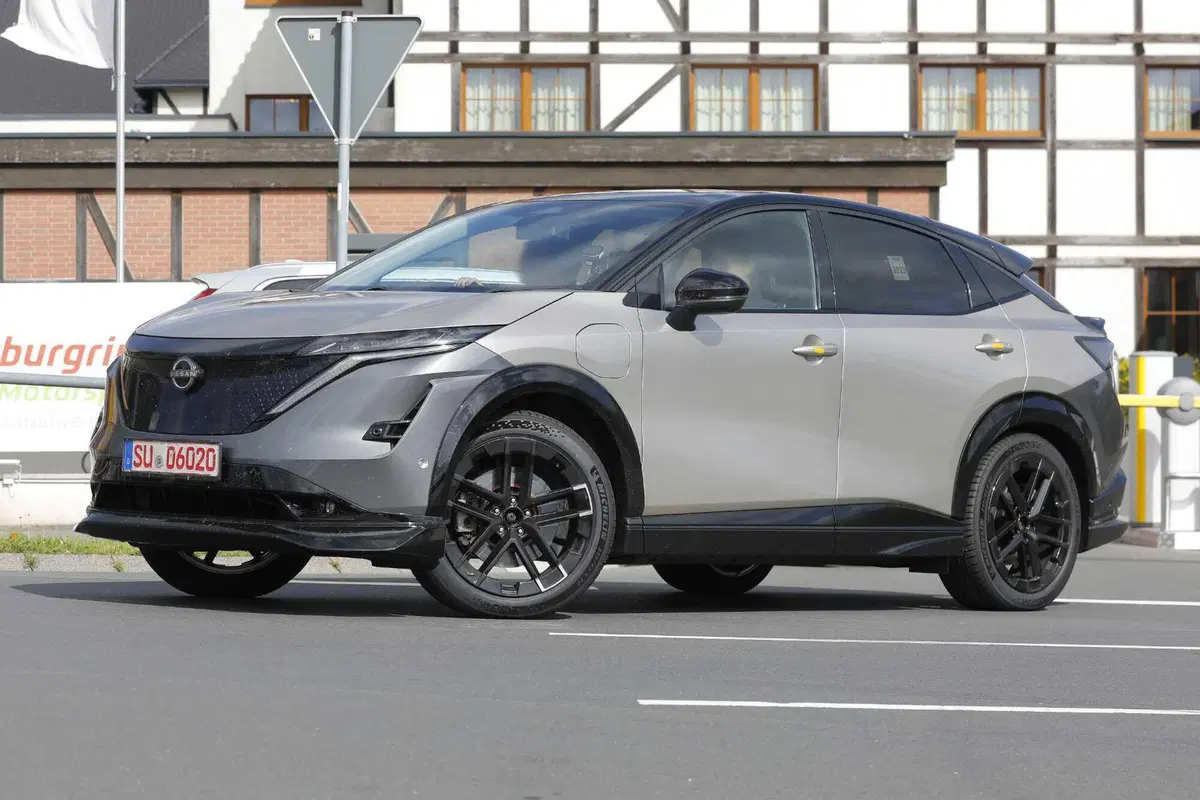 Nissan Ariya Nismo, Suv elettrico con prestazioni da Formula E [Foto Spia] (13)