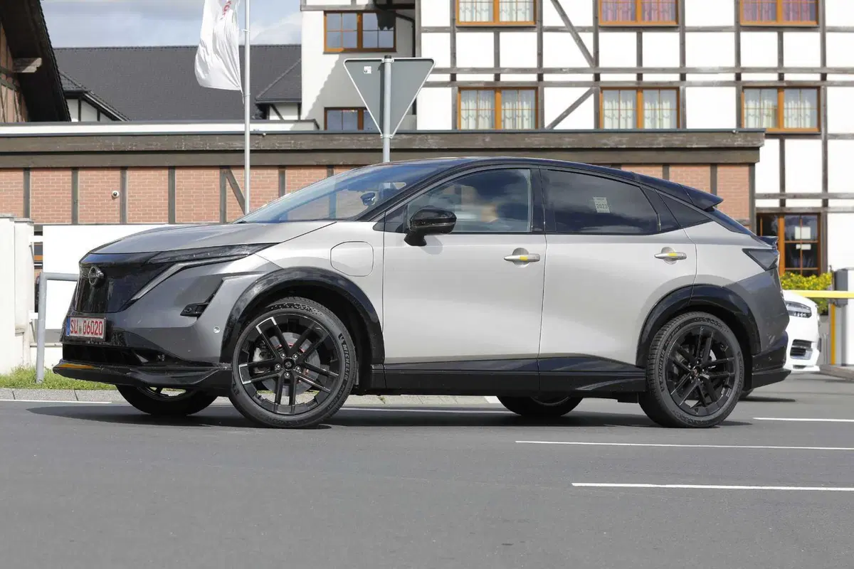 Nissan Ariya Nismo, Suv elettrico con prestazioni da Formula E [Foto Spia] (14)