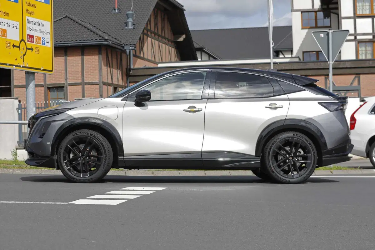 Nissan Ariya Nismo, Suv elettrico con prestazioni da Formula E [Foto Spia] (15)