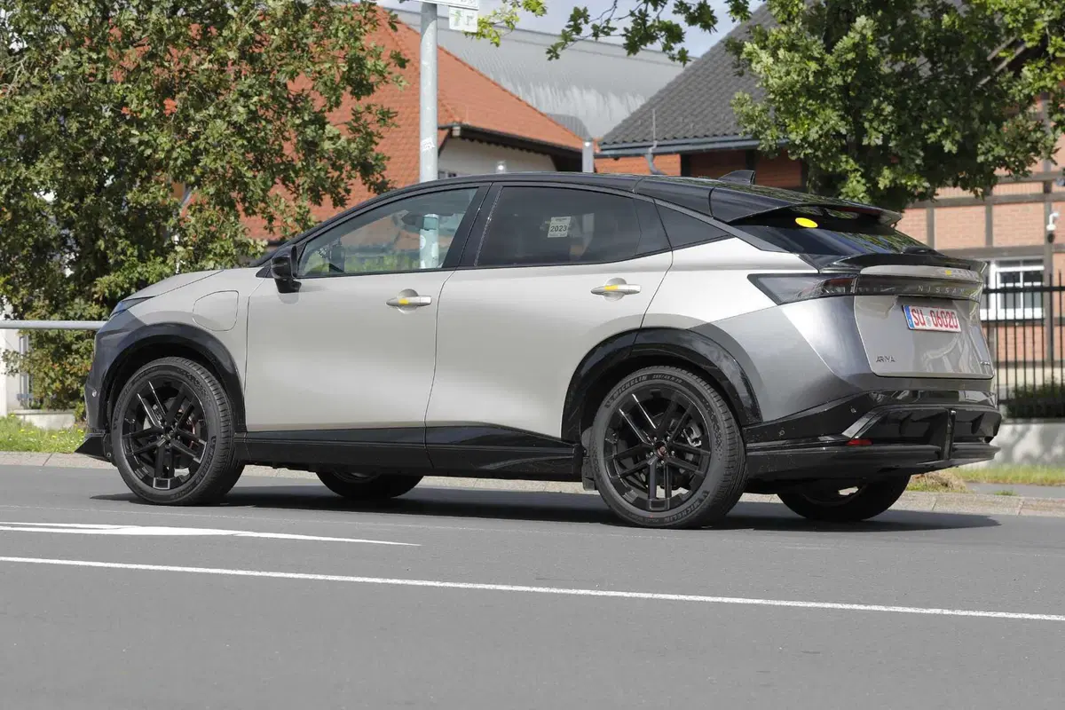 Nissan Ariya Nismo, Suv elettrico con prestazioni da Formula E [Foto Spia] (16)