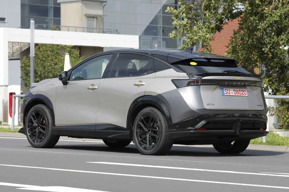 Nissan Ariya Nismo, Suv elettrico con prestazioni da Formula E [Foto Spia] (17)