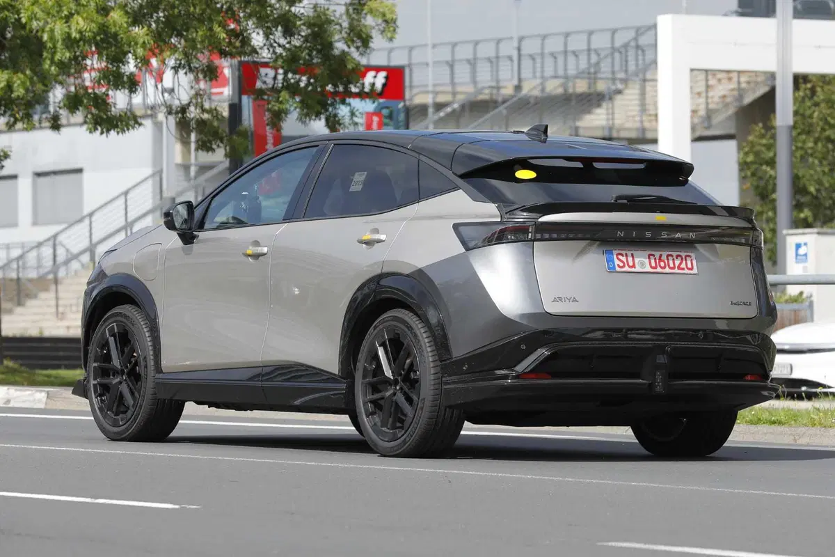Nissan Ariya Nismo, Suv elettrico con prestazioni da Formula E [Foto Spia] (21)
