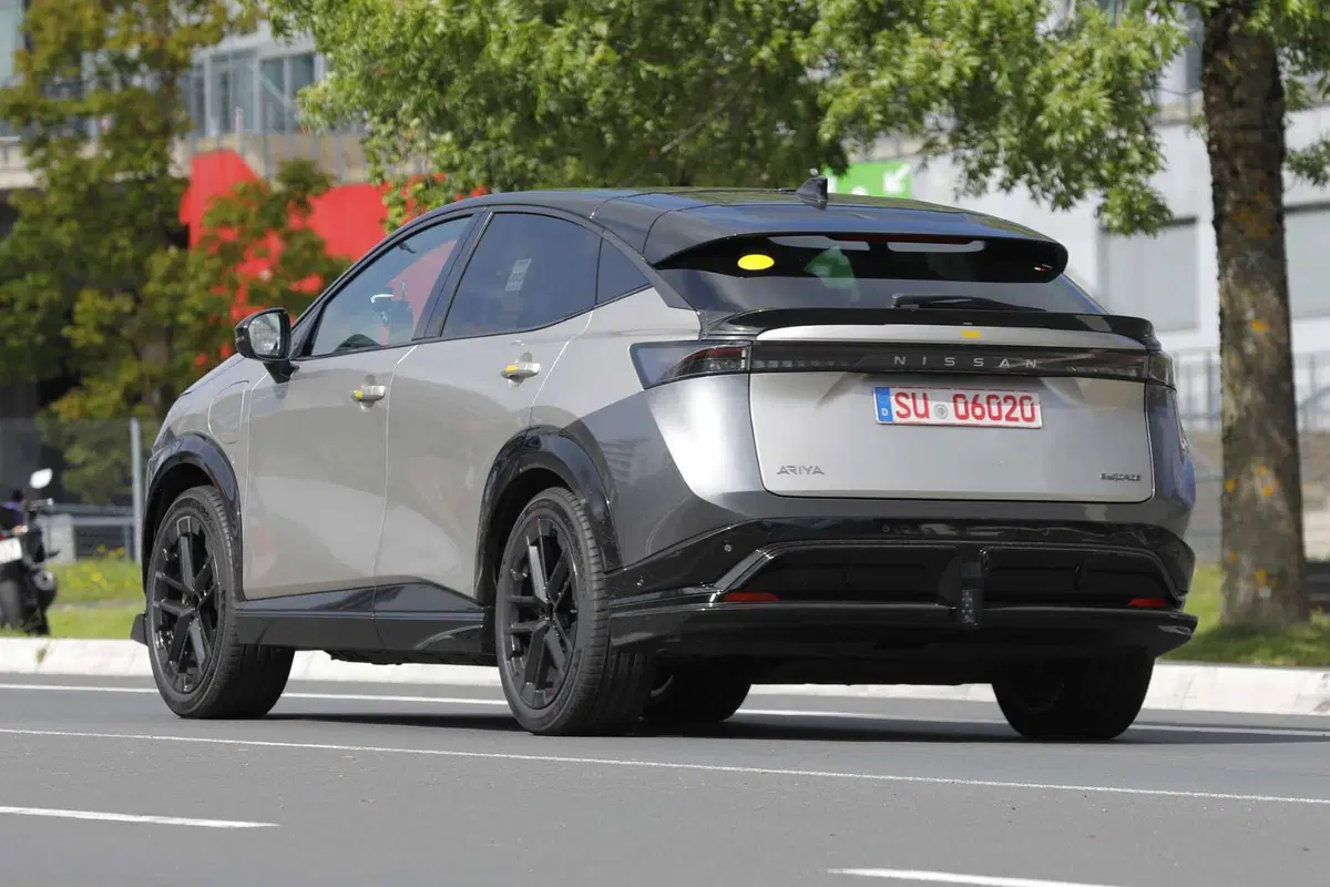 Nissan Ariya Nismo, Suv elettrico con prestazioni da Formula E [Foto Spia] (18)