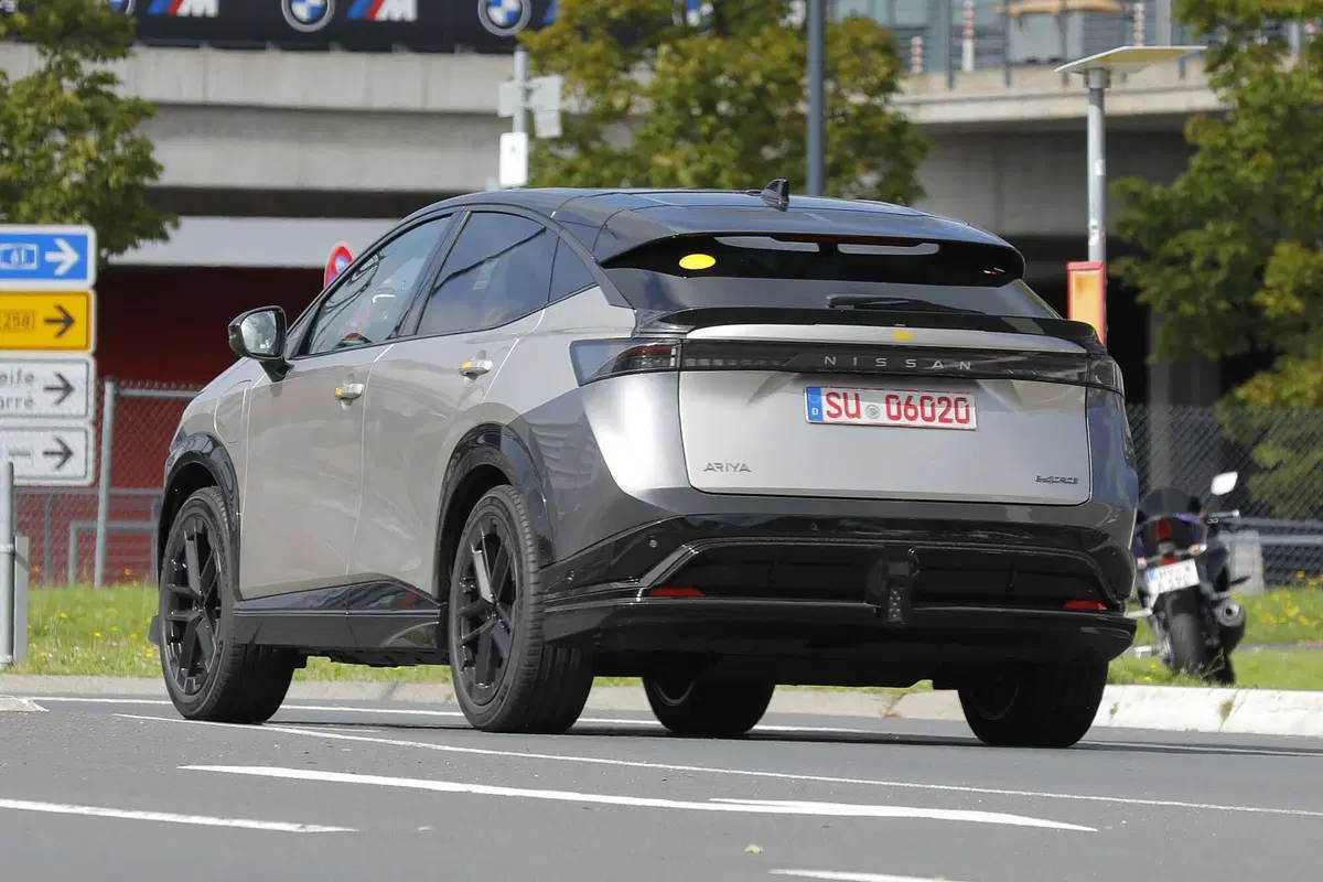 Nissan Ariya Nismo, Suv elettrico con prestazioni da Formula E [Foto Spia] (19)