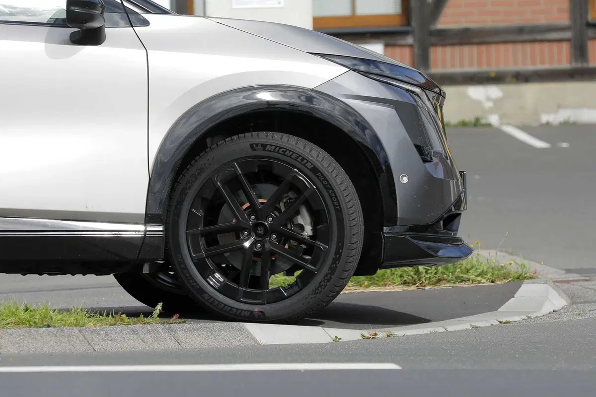 Nissan Ariya Nismo, Suv elettrico con prestazioni da Formula E [Foto Spia] (20)