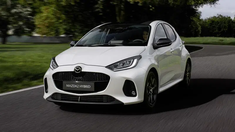 Mazda 2 restyling: nuovo frontale per il modello 2024, l'alleanza con Toyota funziona