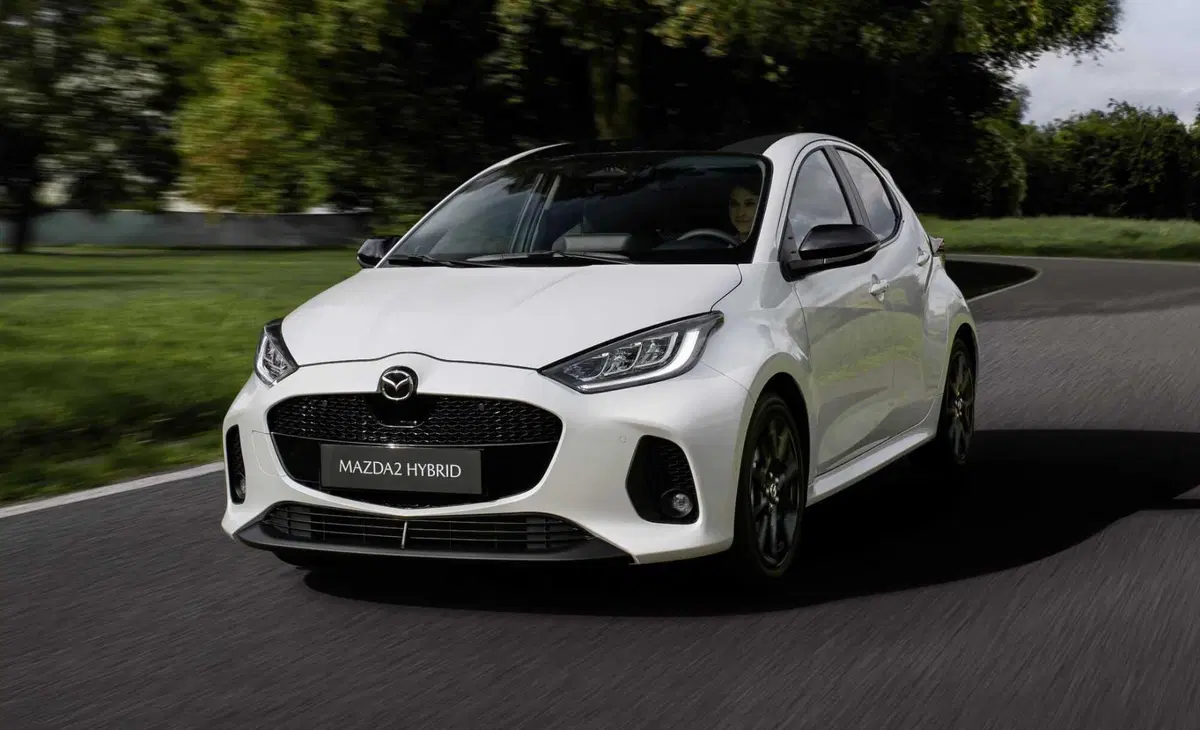 Mazda 2 restyling: nuovo frontale per il modello 2024, l'alleanza con Toyota funziona