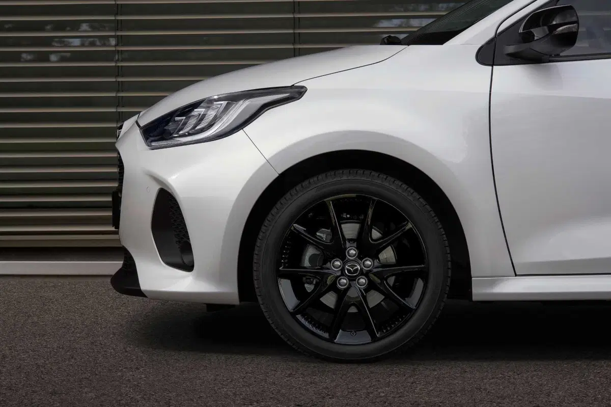 Mazda 2 restyling: nuovo frontale per il modello 2024, l'alleanza con Toyota funziona (2)