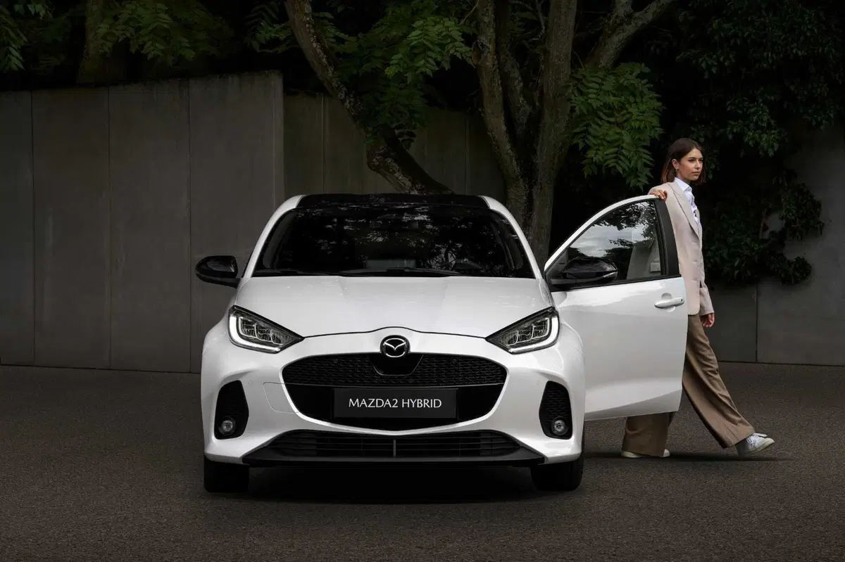 Mazda 2 restyling: nuovo frontale per il modello 2024, l'alleanza con Toyota funziona (5)
