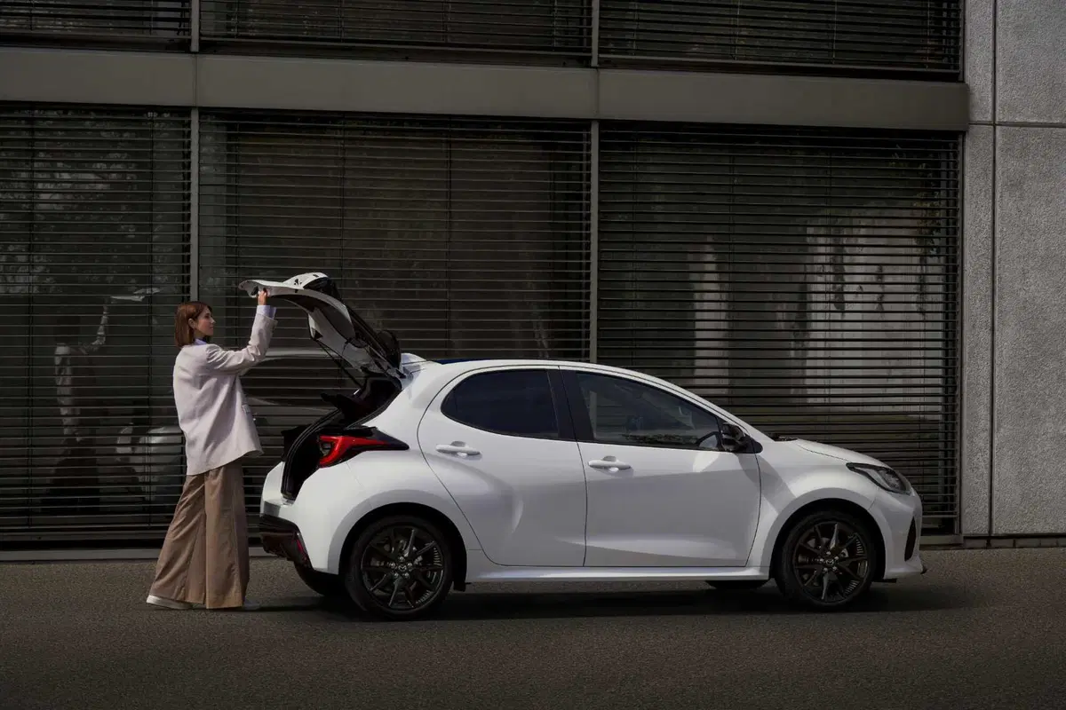 Mazda 2 restyling: nuovo frontale per il modello 2024, l'alleanza con Toyota funziona (6)