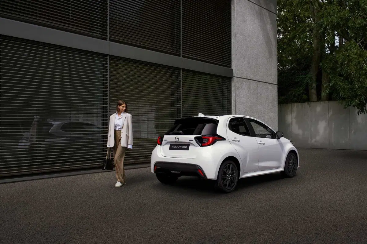 Mazda 2 restyling: nuovo frontale per il modello 2024, l'alleanza con Toyota funziona (7)