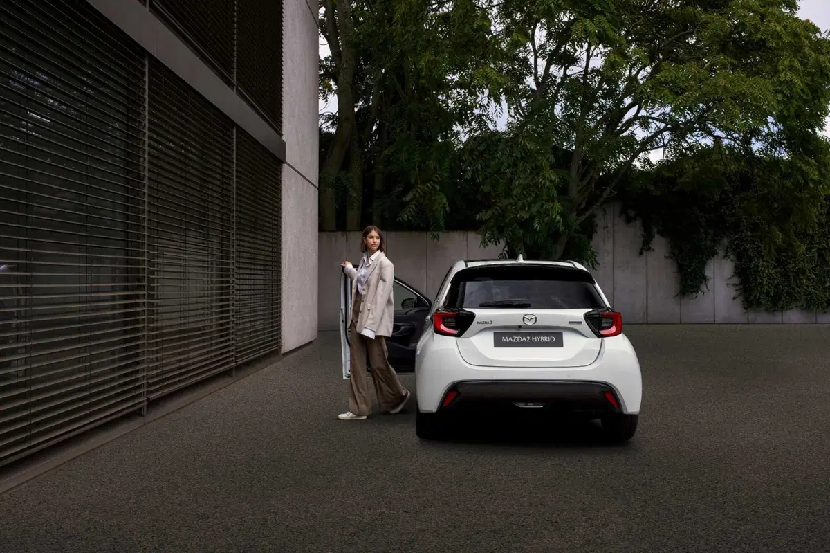 Mazda 2 restyling: nuovo frontale per il modello 2024, l'alleanza con Toyota funziona (8)