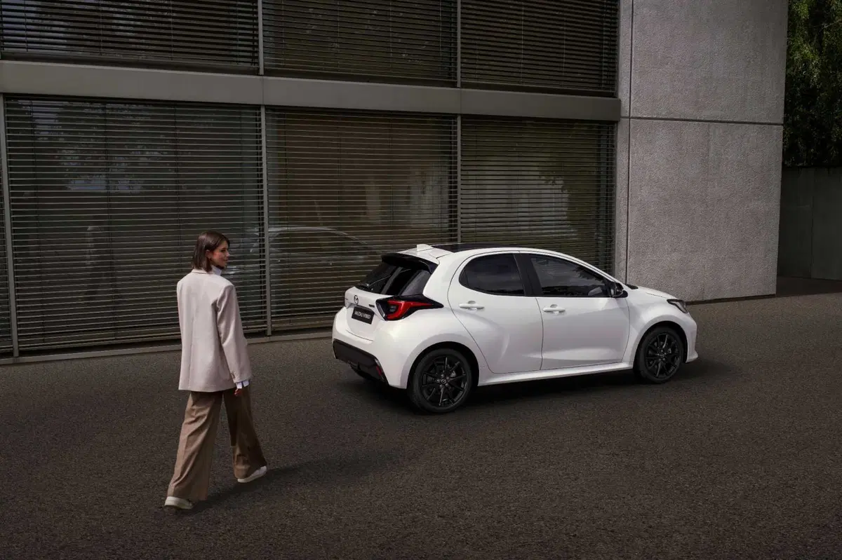 Mazda 2 restyling: nuovo frontale per il modello 2024, l'alleanza con Toyota funziona (9)