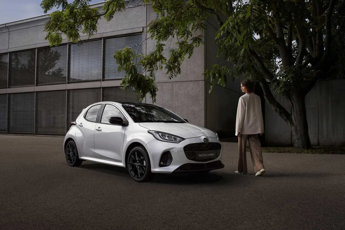 Mazda 2 restyling: nuovo frontale per il modello 2024, l'alleanza con Toyota funziona (12)