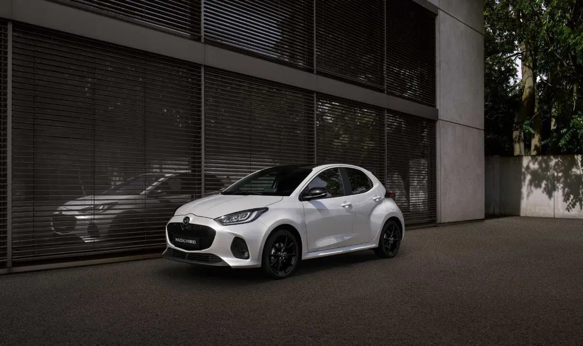 Mazda 2 restyling: nuovo frontale per il modello 2024, l'alleanza con Toyota funziona (11)