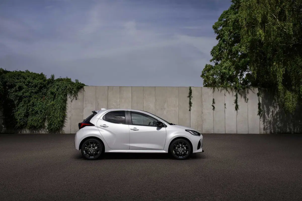 Mazda 2 restyling: nuovo frontale per il modello 2024, l'alleanza con Toyota funziona (10)