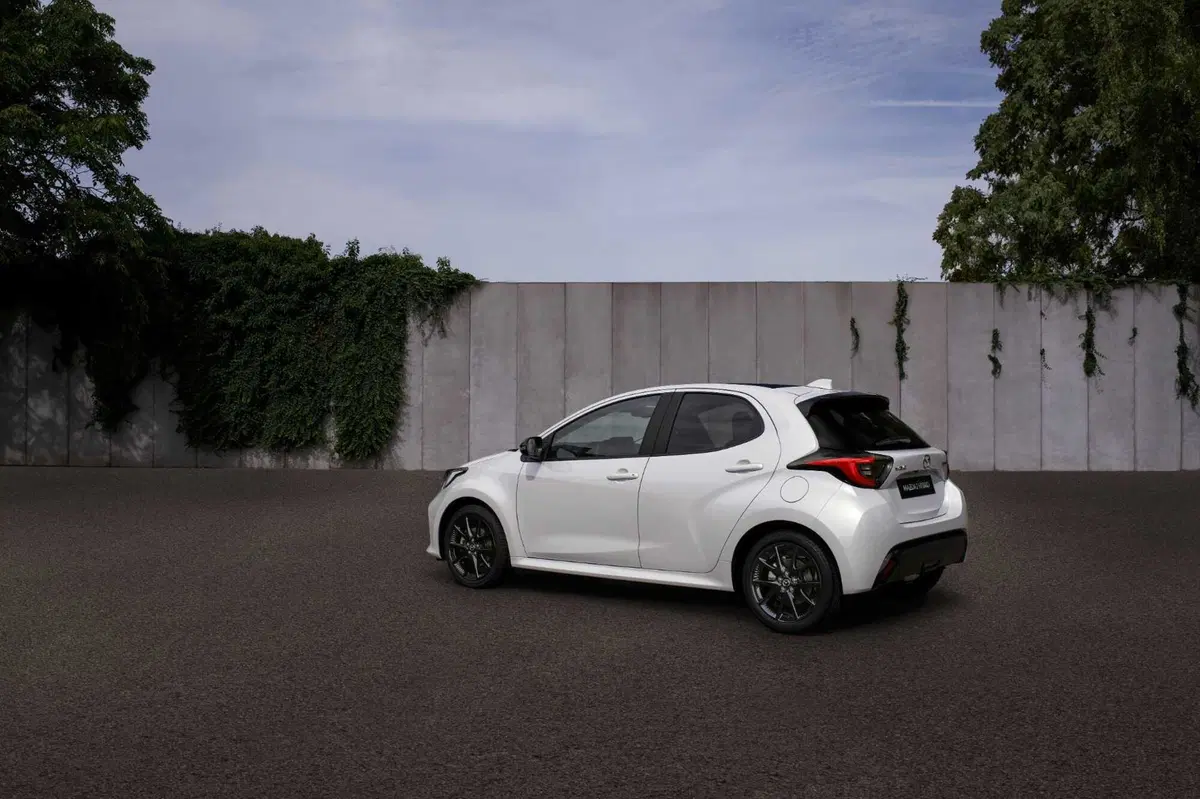 Mazda 2 restyling: nuovo frontale per il modello 2024, l'alleanza con Toyota funziona (13)