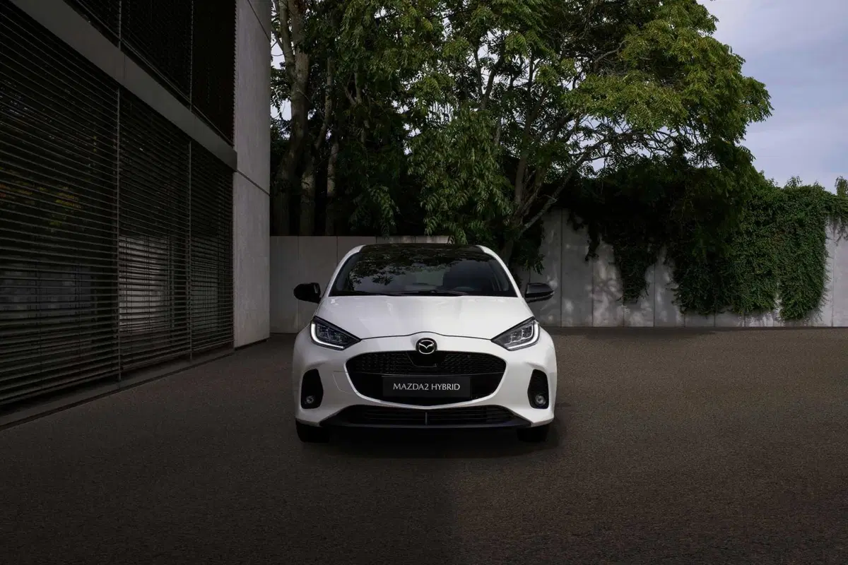 Mazda 2 restyling: nuovo frontale per il modello 2024, l'alleanza con Toyota funziona (14)