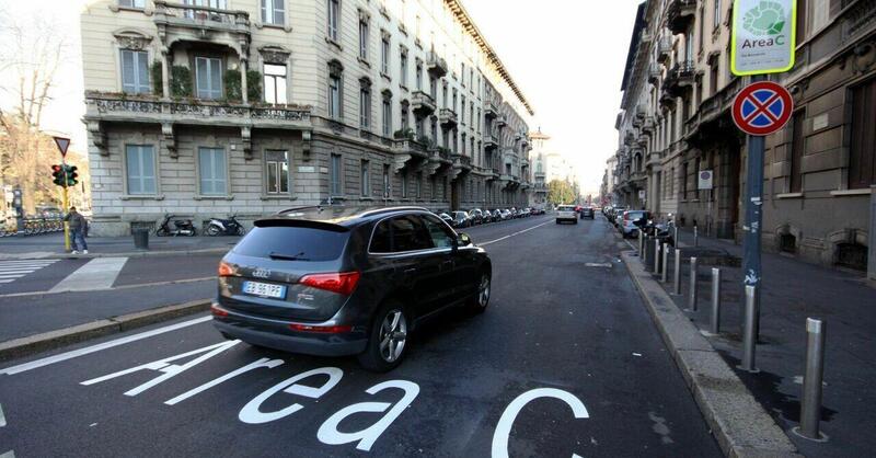 Milano, da oggi si possono pagare le multe di Area C e Area B via app, senza spese di notifica