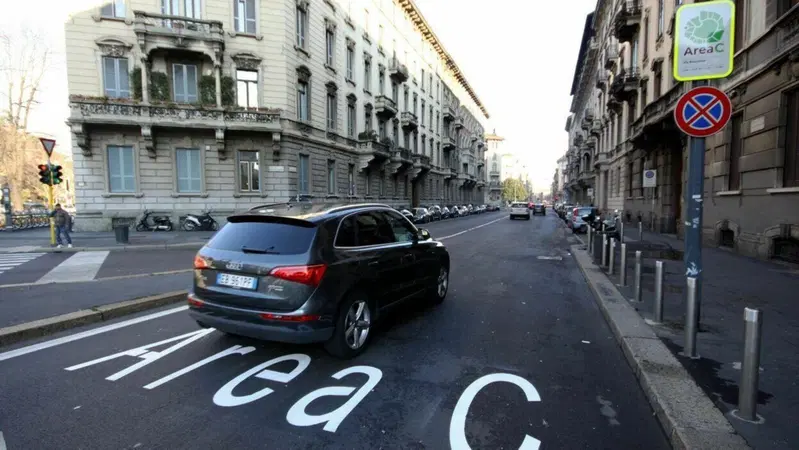 Milano, da oggi si possono pagare le multe di Area C e Area B via app, senza spese di notifica