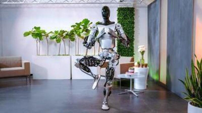 Tesla Optimus: il robot umanoide fa progressi, lavora e poi si stiracchia