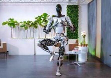 Tesla Optimus: il robot umanoide fa progressi, lavora e poi si stiracchia