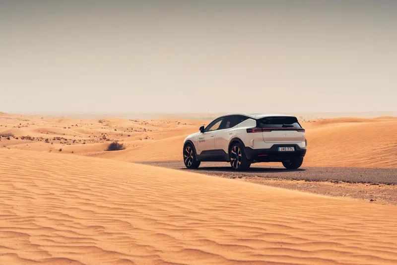 Polestar 3 nel deserto degli Emirati Arabi