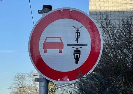 Sicurezza stradale, in Germania c'è il cartello che vieta il sorpasso di bici e moto. E in Italia?
