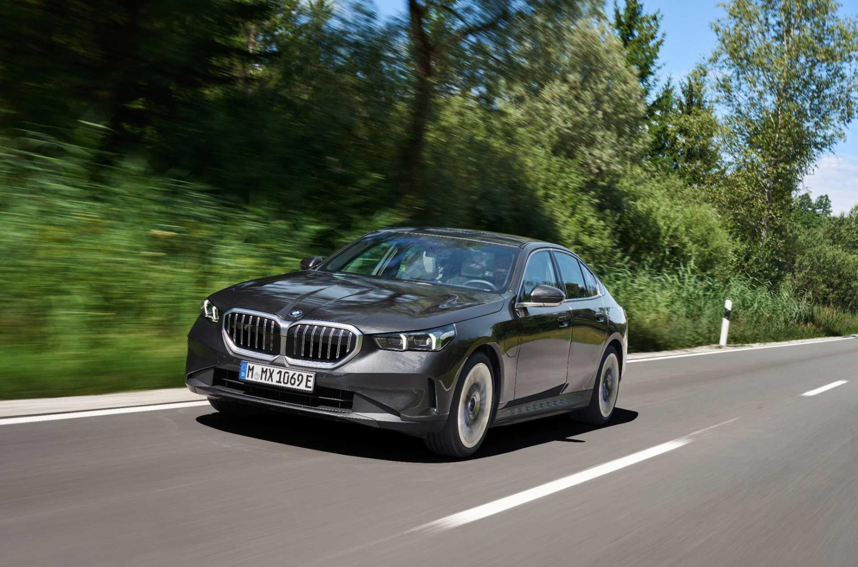 BMW Serie 5: ibrida da 100 km a zero emissioni