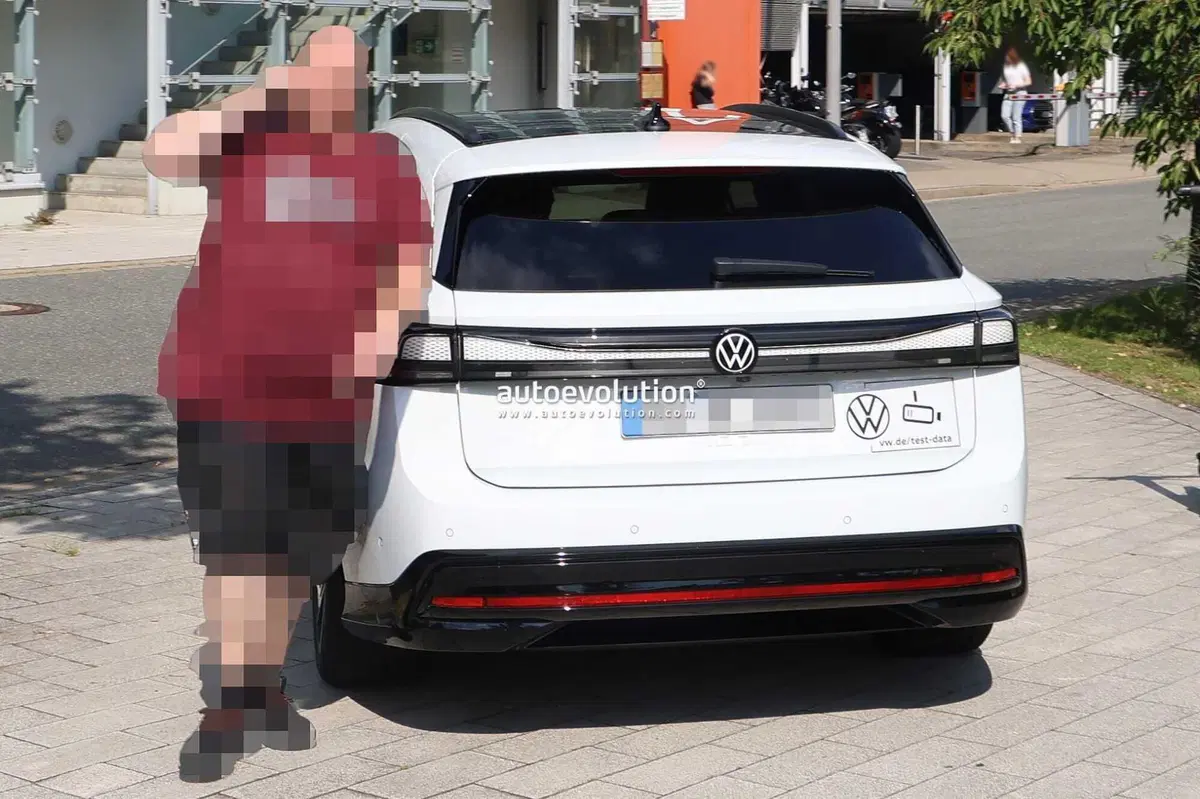 Volkswagen ID.7 Station Wagon, le foto spia finiscono quasi in rissa (4)