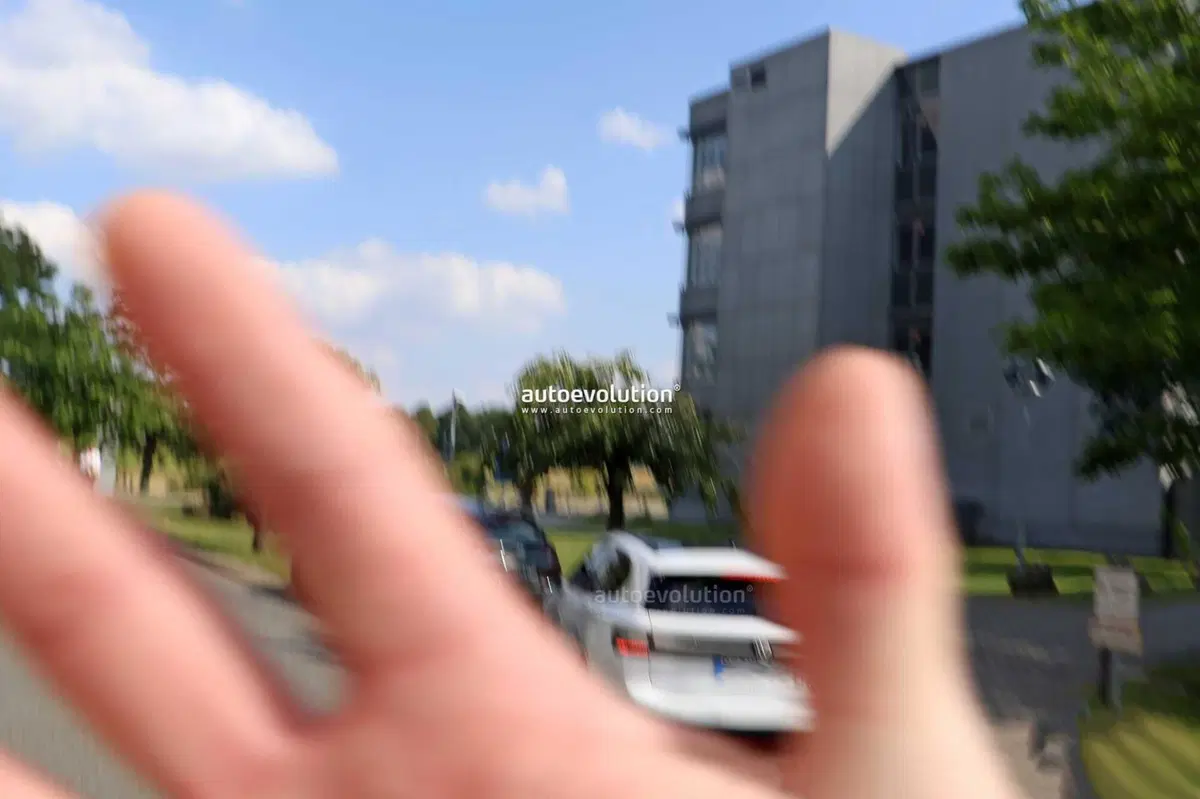 Volkswagen ID.7 Station Wagon, le foto spia finiscono quasi in rissa (5)