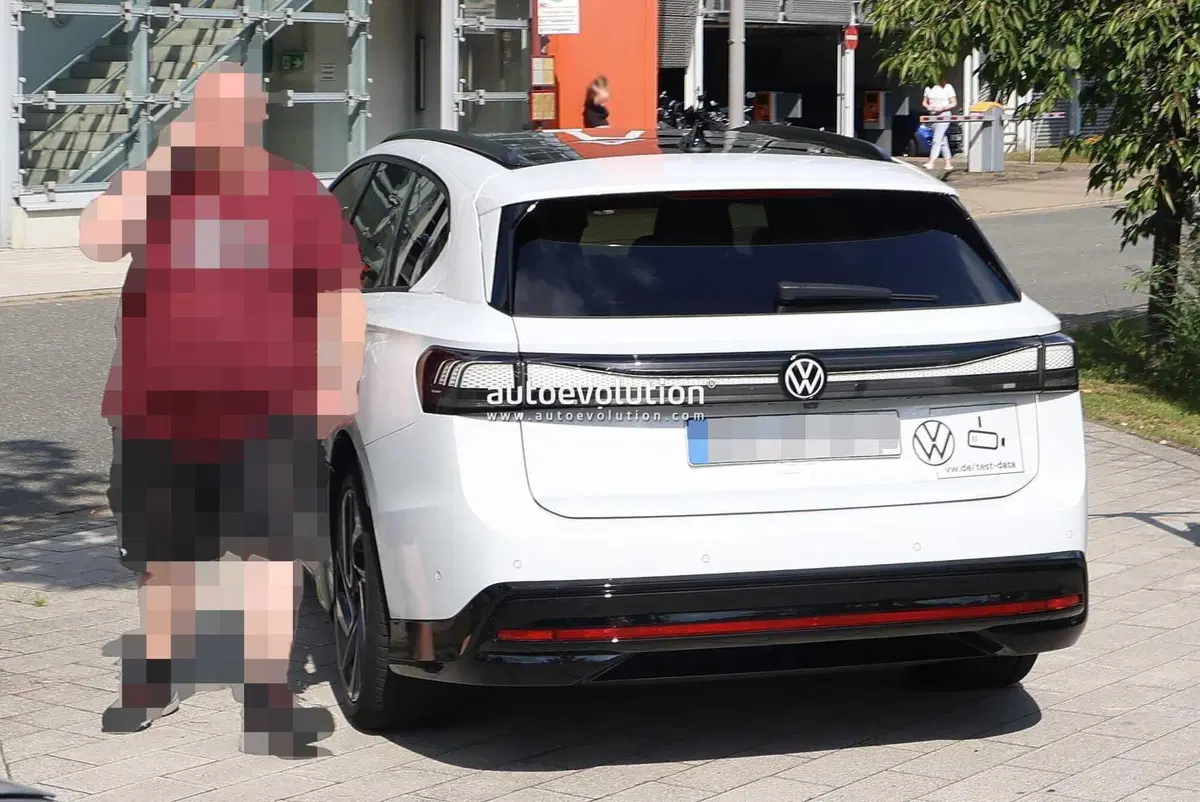 Volkswagen ID.7 Station Wagon, le foto spia finiscono quasi in rissa (6)
