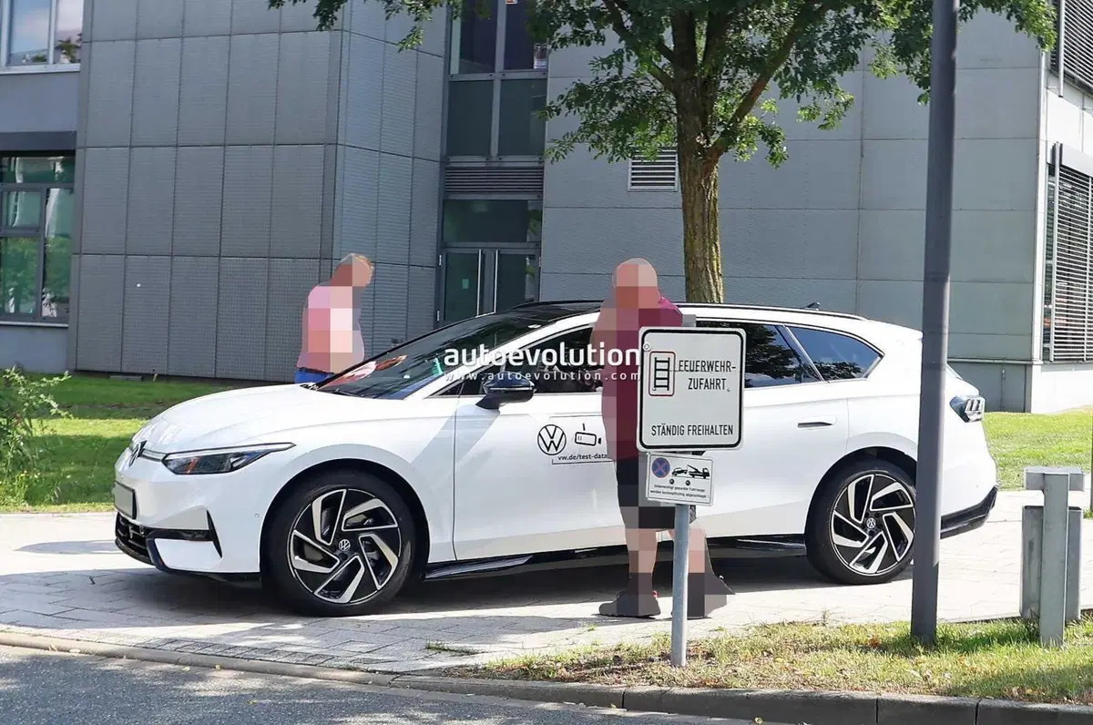 Volkswagen ID.7 Station Wagon, le foto spia finiscono quasi in rissa (7)